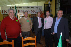 Manuel López (a la izquierda), de la promotora pro-independencia, junto a independentistas de San Pedro y Torre del Mar en el año 2009. :: SUR